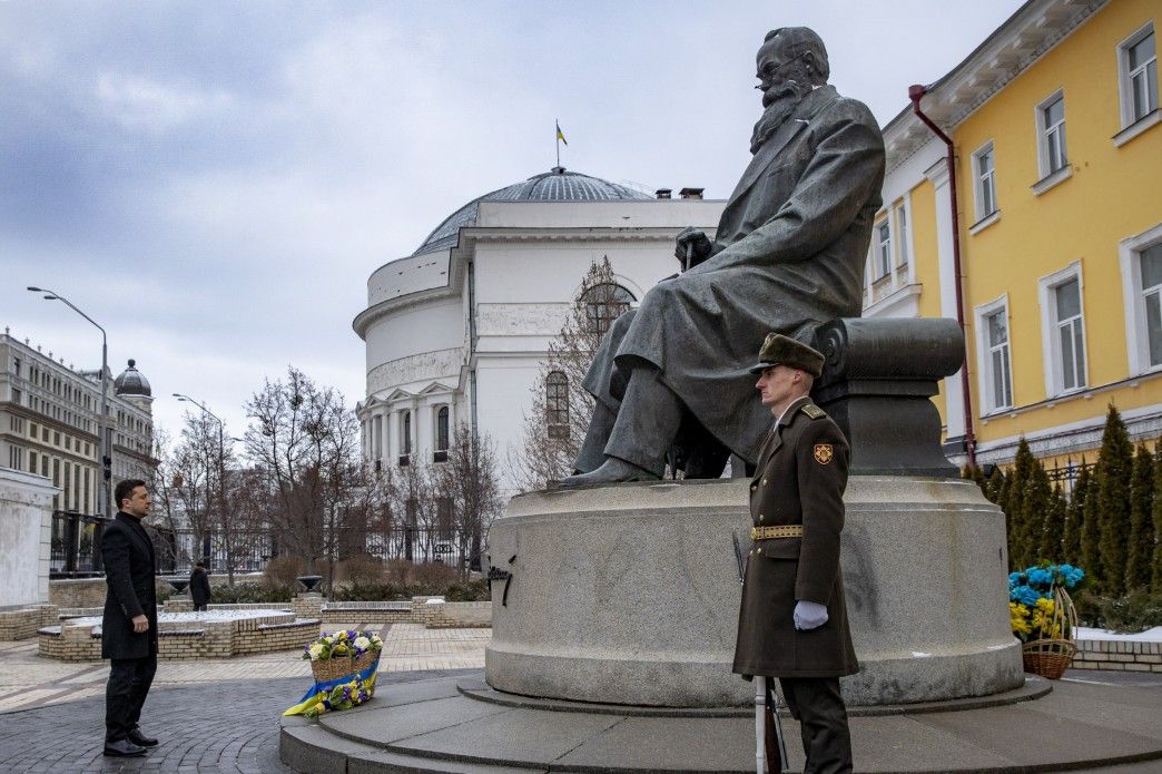 У День Соборності України керівництво держави поклало квіти до пам’ятника Президенту УНР Михайлу Грушевському.