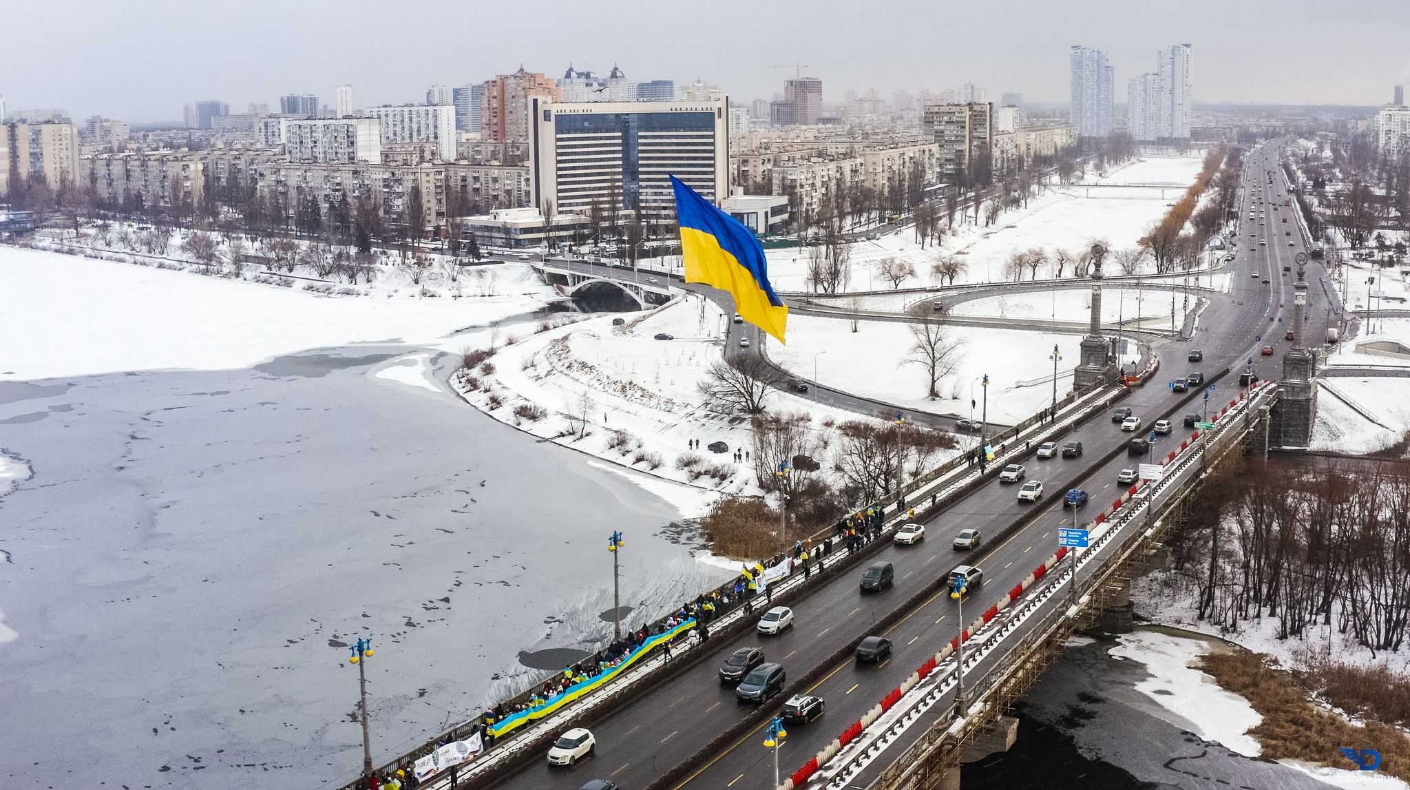 «Живий ланцюг Соборності» через Дніпро традиційно утворили у Києві, фото