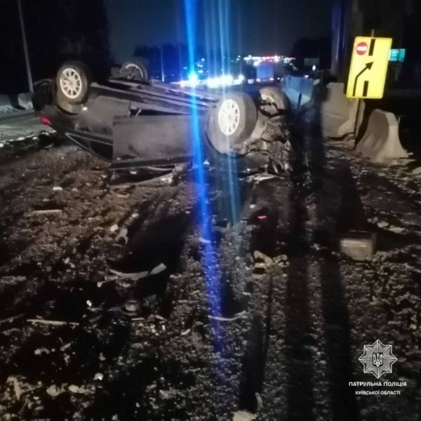 На місці аварії (ДТП щороку забирать сотні життів на автодорогах України).