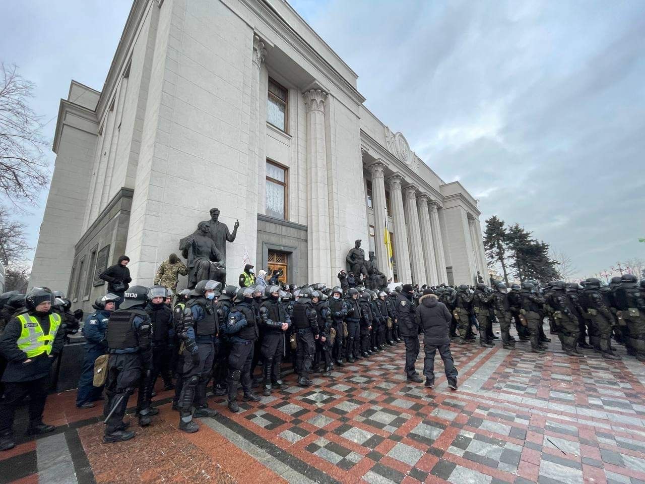 У Києві під Верховною Радою мітингують підприємці. Депутати втекли через чорний хід