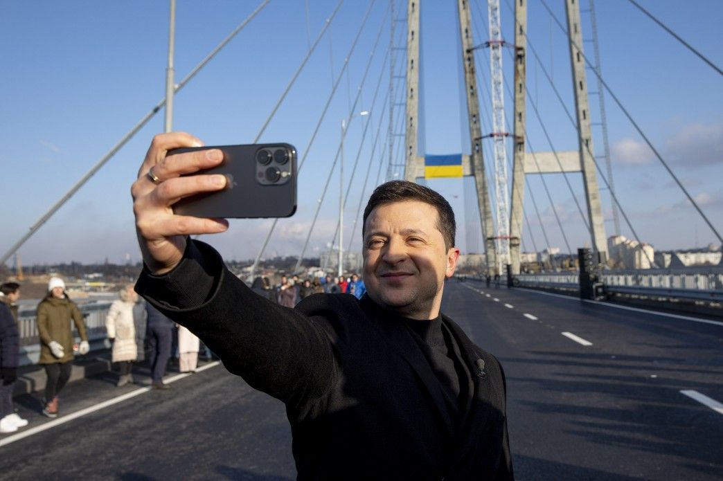 Володимир Зеленський робить селфі на недобудованому мосту в Запоріжжі.