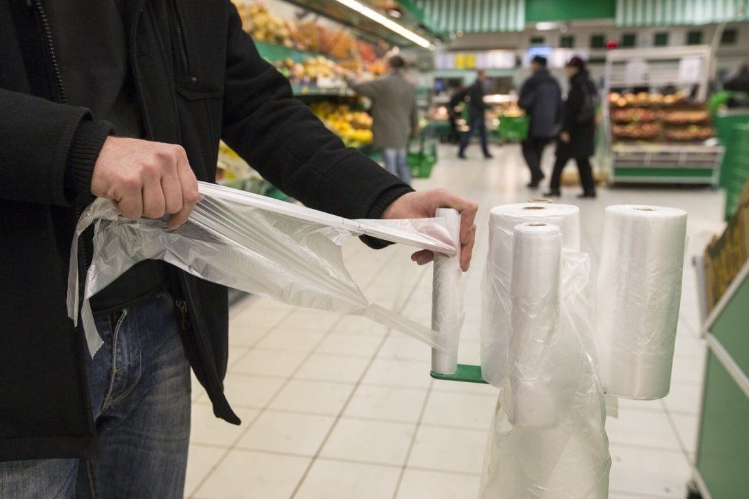 В Україні значно здорожчали пластикові пакети