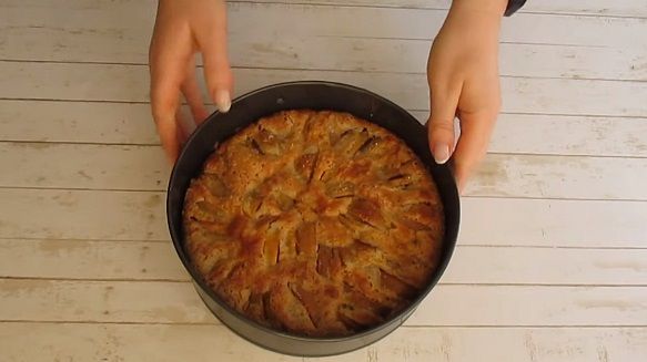 Як просто і швидко приготувати смачний пиріг з яблуками