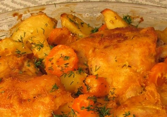 Порадувати родину і гостей: цікавий рецепт картоплі з куркою у духовці