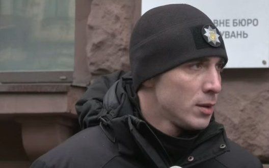 Патрульний Сергій Петрик спілкується із журналістами одразу після допиту в ДБР.