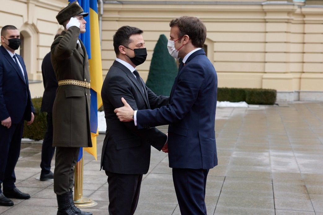 Макрон прибув до України після зустрічі з Путіним