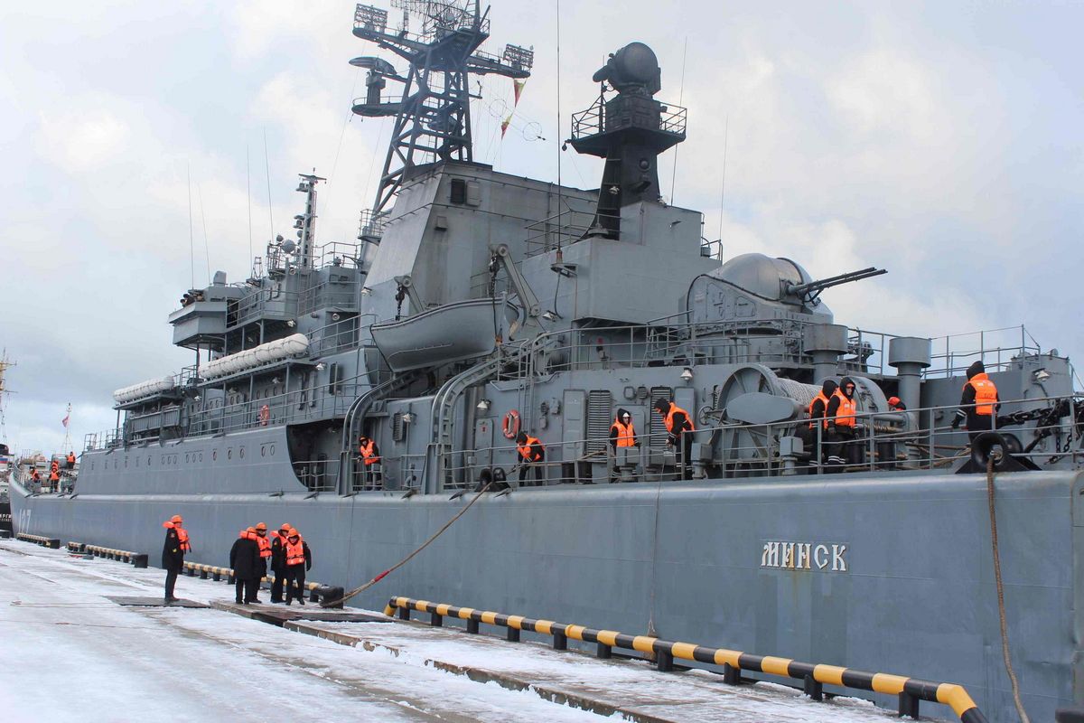 Шість військових кораблів Російського флоту увійшли у Чорне море