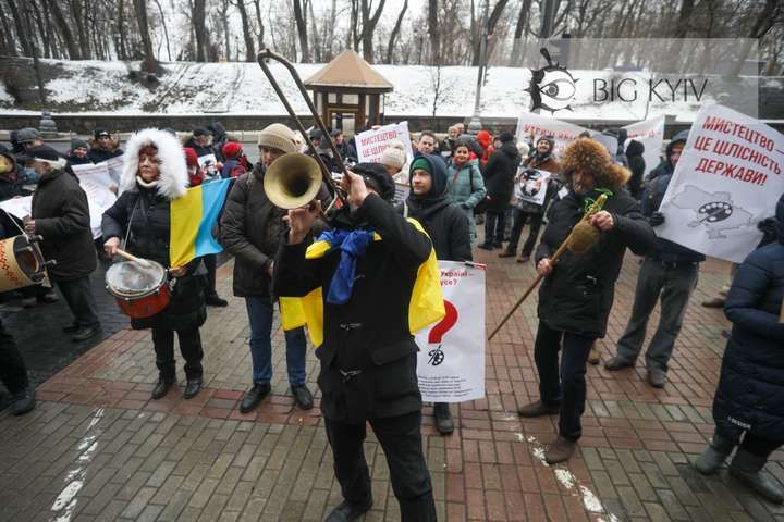 Київські митці з сурмами й барабанами мітингують під Кабміном