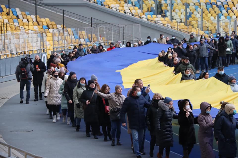 День Єднання: на НСК «Олімпійський» розгорнули найбільший прапор України, фото