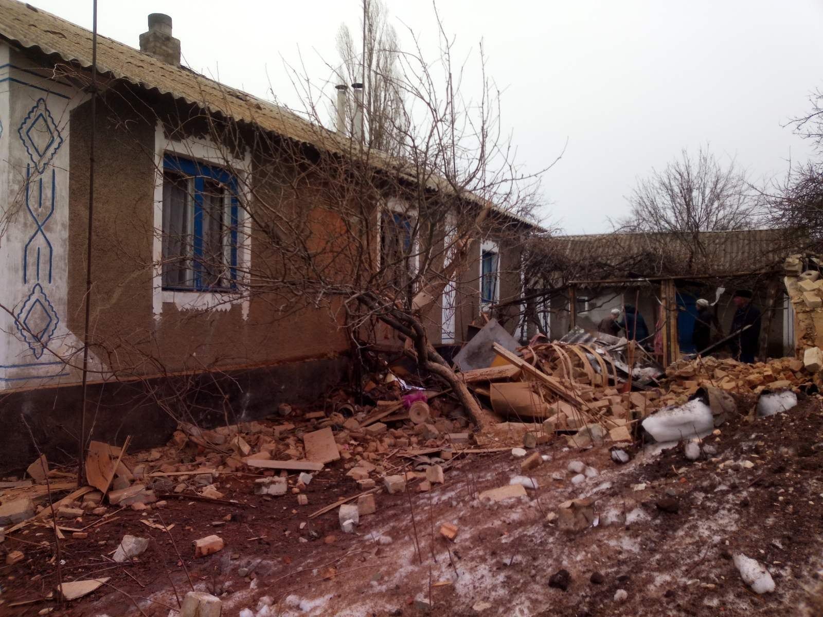На Луганщині окупанти гатили по Врубівці і влучили у ліцей, фото