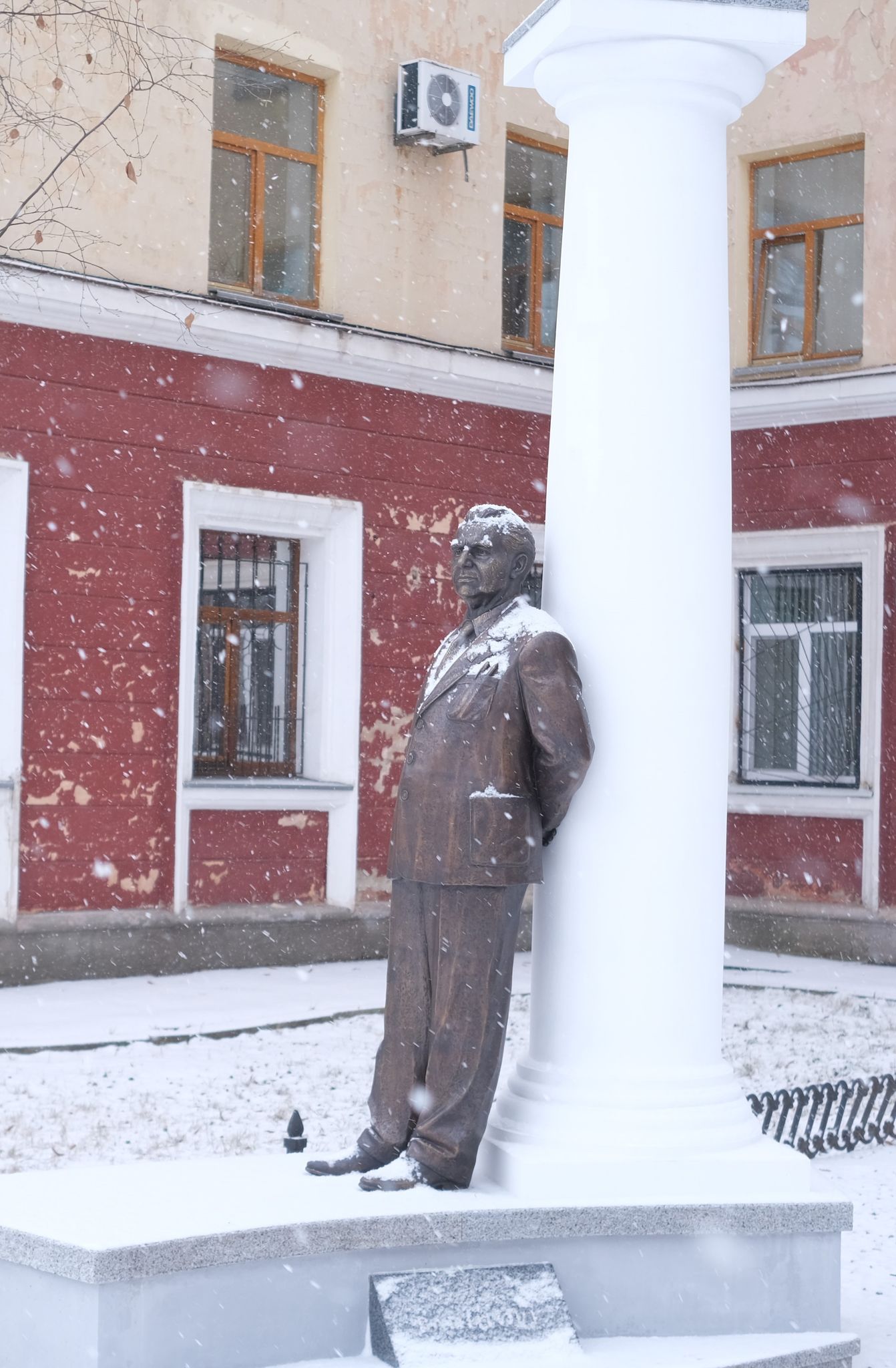 Подяка від городян: у Полтаві поставили пам’ятник архітектору Льву Вайнгорту
