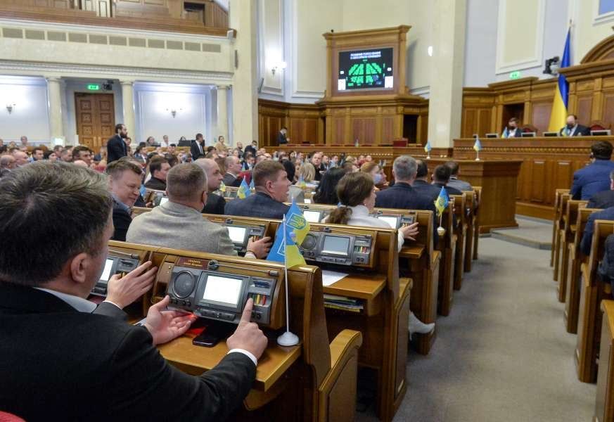 Запровадження надзвичайного стану підтримали 335 народних депутатів.