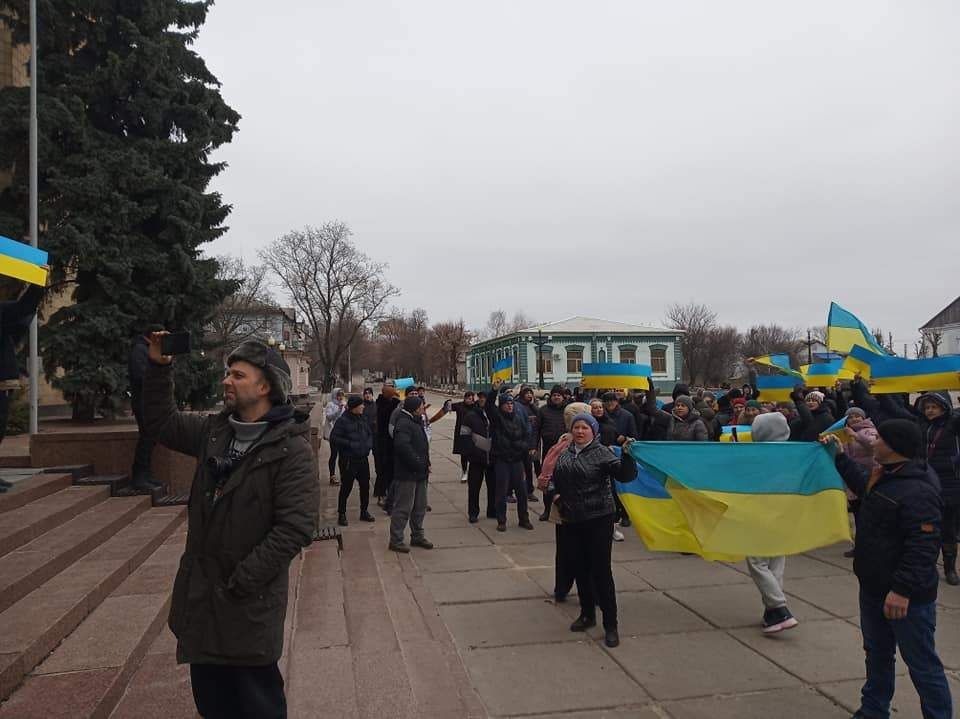 Жителі Куп’янська кидалися голіруч на окупантів і підняли прапор України над мерією