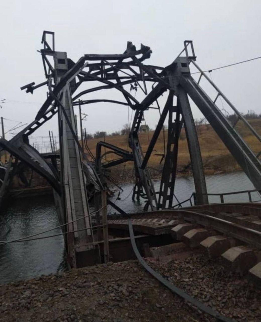 Південь Запоріжжя відрізано: у Василівці окупанти підірвали залізничний міст