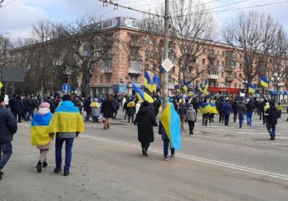 Мітингувальники в Херсоні проїхалися на російському БТР з українським прапором