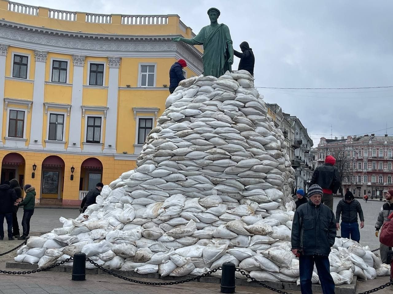 Пам’ятник Дюку в Одесі рятують від обстрілів тисячею мішків з піском