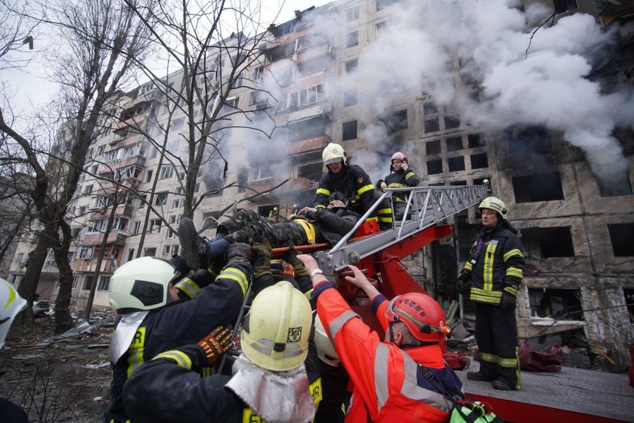 У Києві рашисти обстріляли житловий будинок, є загиблі й поранені