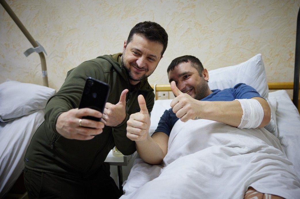 Зеленський під час відвідин поранених захисників України у військовому госпіталі.