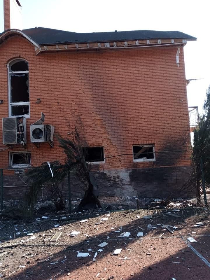 Ворожий снаряд влучив у будинок Ігоря Кондратюка під Києвом.