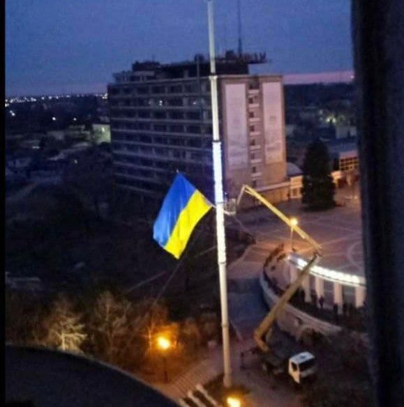 Російські орки спускають український прапор у Мелітополі.