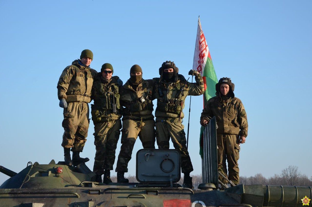 До Бреста повернулися білоруські десантники після перебування на кордоні, фото