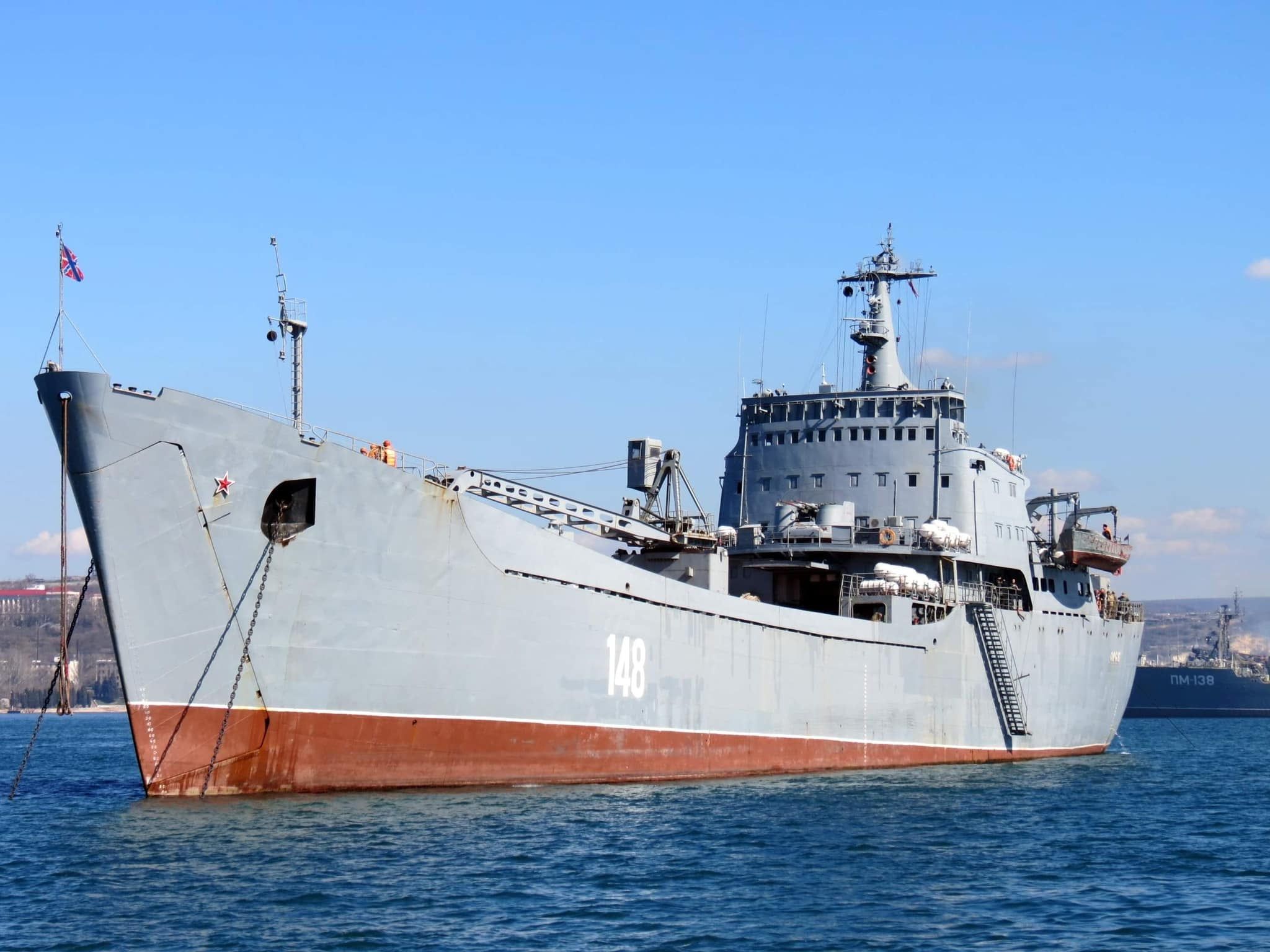 У порту Бердянськ ЗСУ знищили російський десантний корабель «Орск», відео