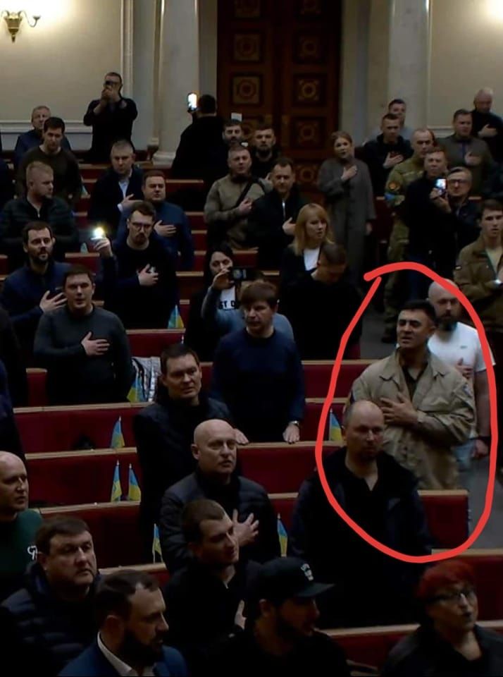 Народний депутат Микола Тищенко під час виконання гімну шукав у себе серце справа