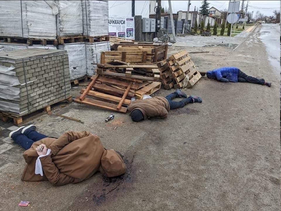 У Бучі виявили «братську могилу»: поховано 300 мирних мешканців