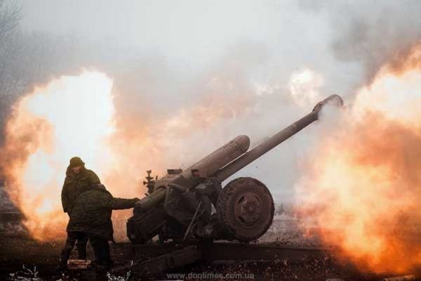 На Донеччині ворог гатить з важкої артилерії: людей евакуюють