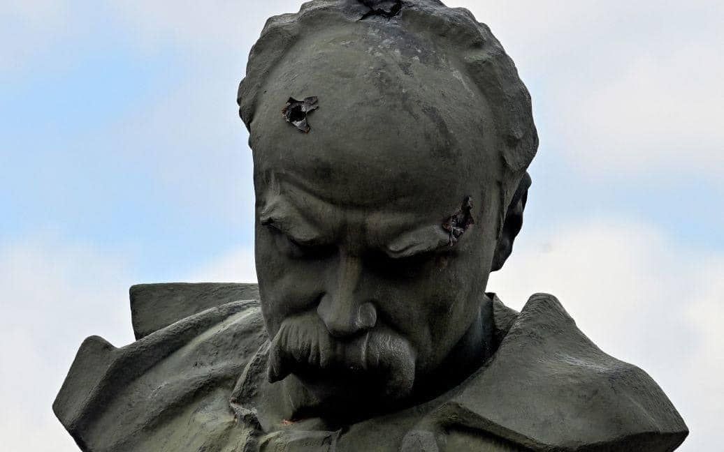 Росіяни розстріляли навіть пам'ятник Шевченку пыд час окупацыъ Бородянки.