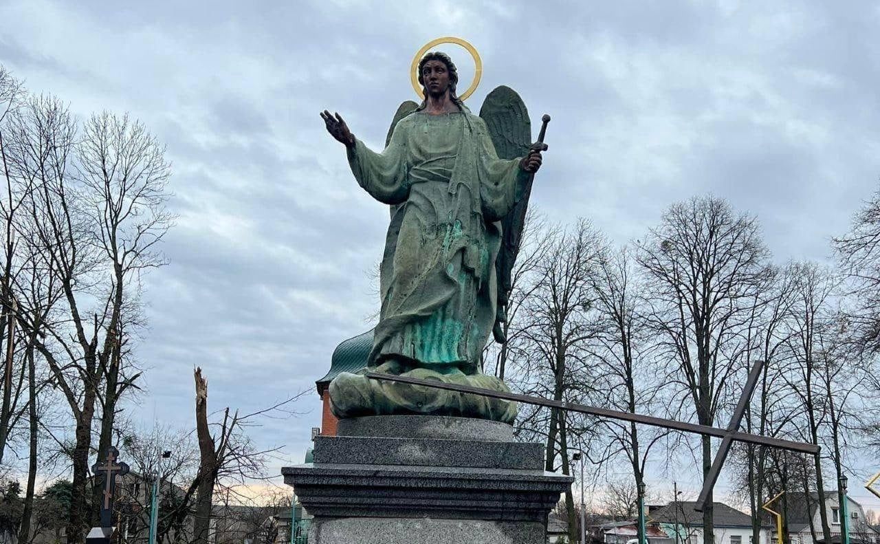 У зруйнованій рашистами Бородянці дивом уцілів пам'ятник Архангелу Михаїлу.