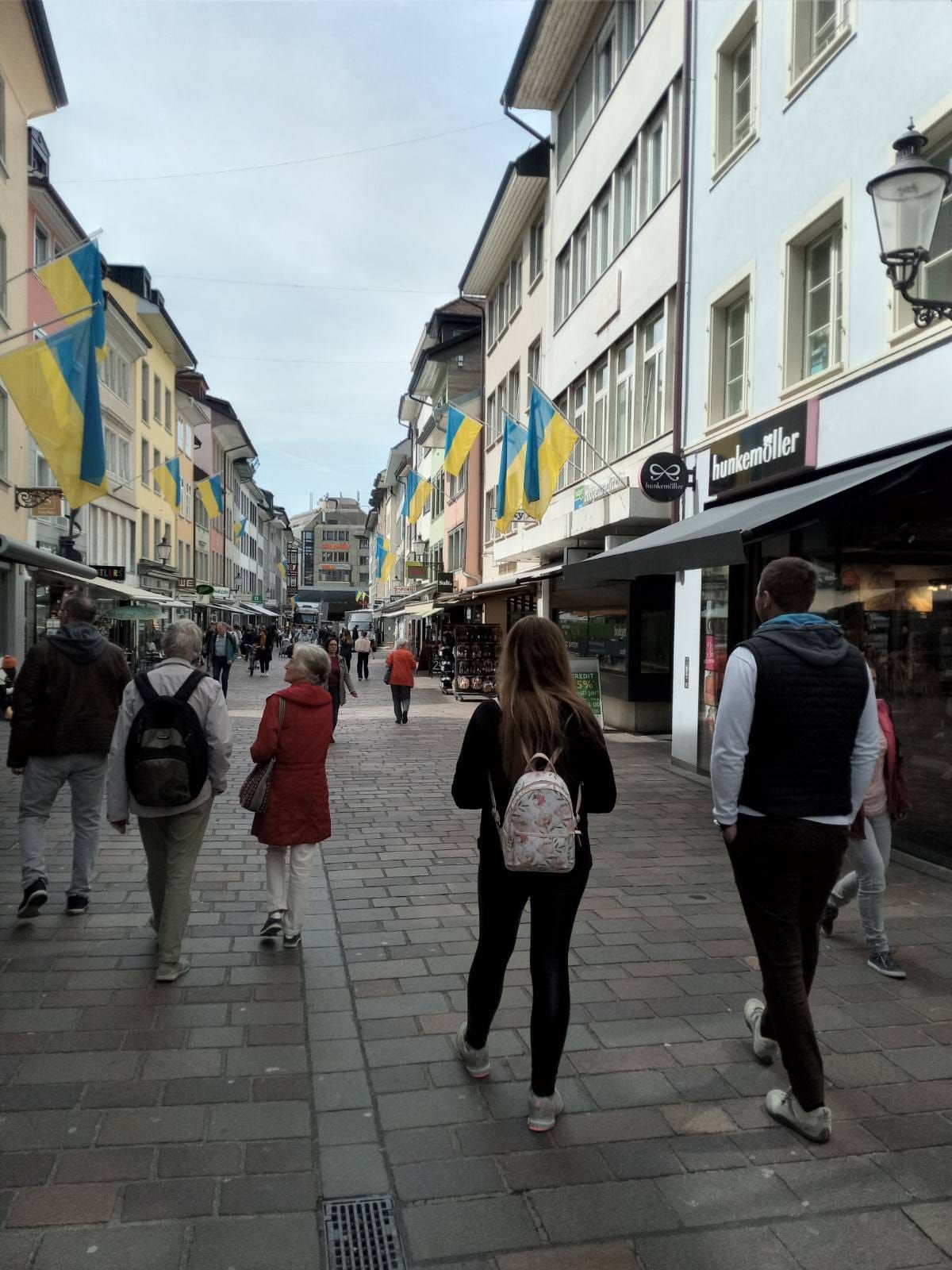 На вулицях міст у Швейцарії майорять українські прапори.