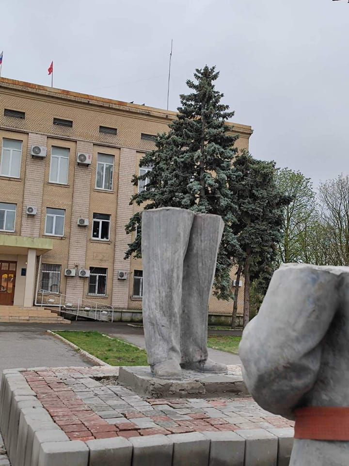 Ленін і червона ганчірка: у Генічеську відновлюють радянські символи