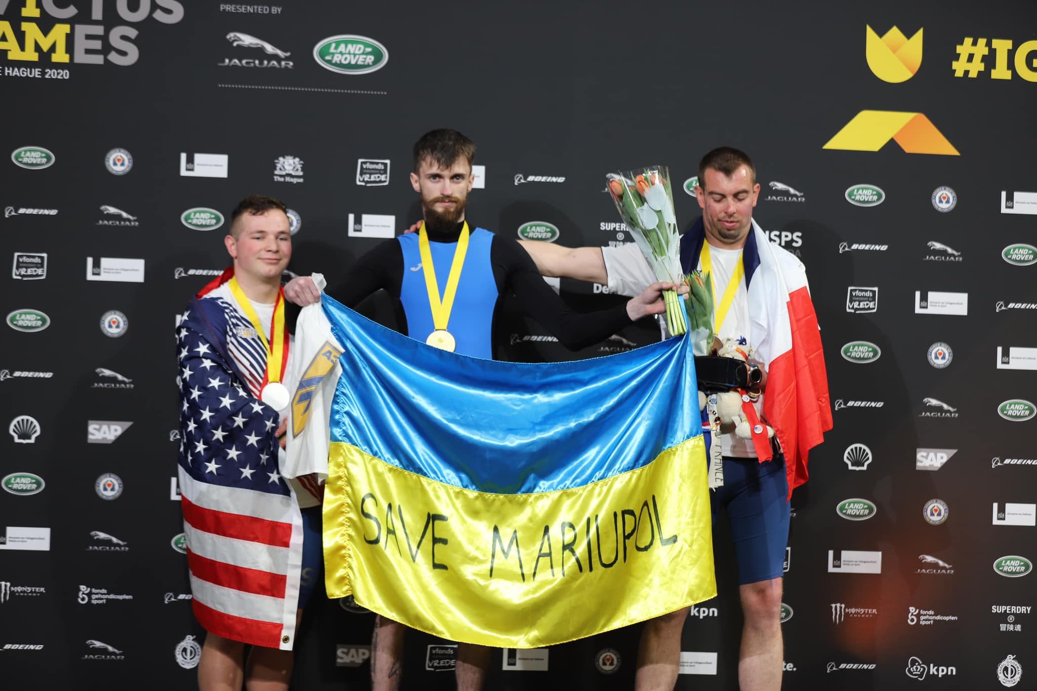 На Іграх Нескорених Галушка піднявся за «золотом» з прапором Save Mariupol, фото