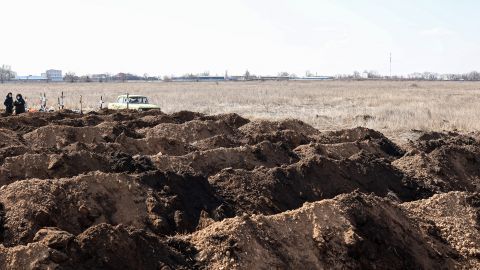 Поблизу Маріуполя знайдено кілька великих братських могил українців
