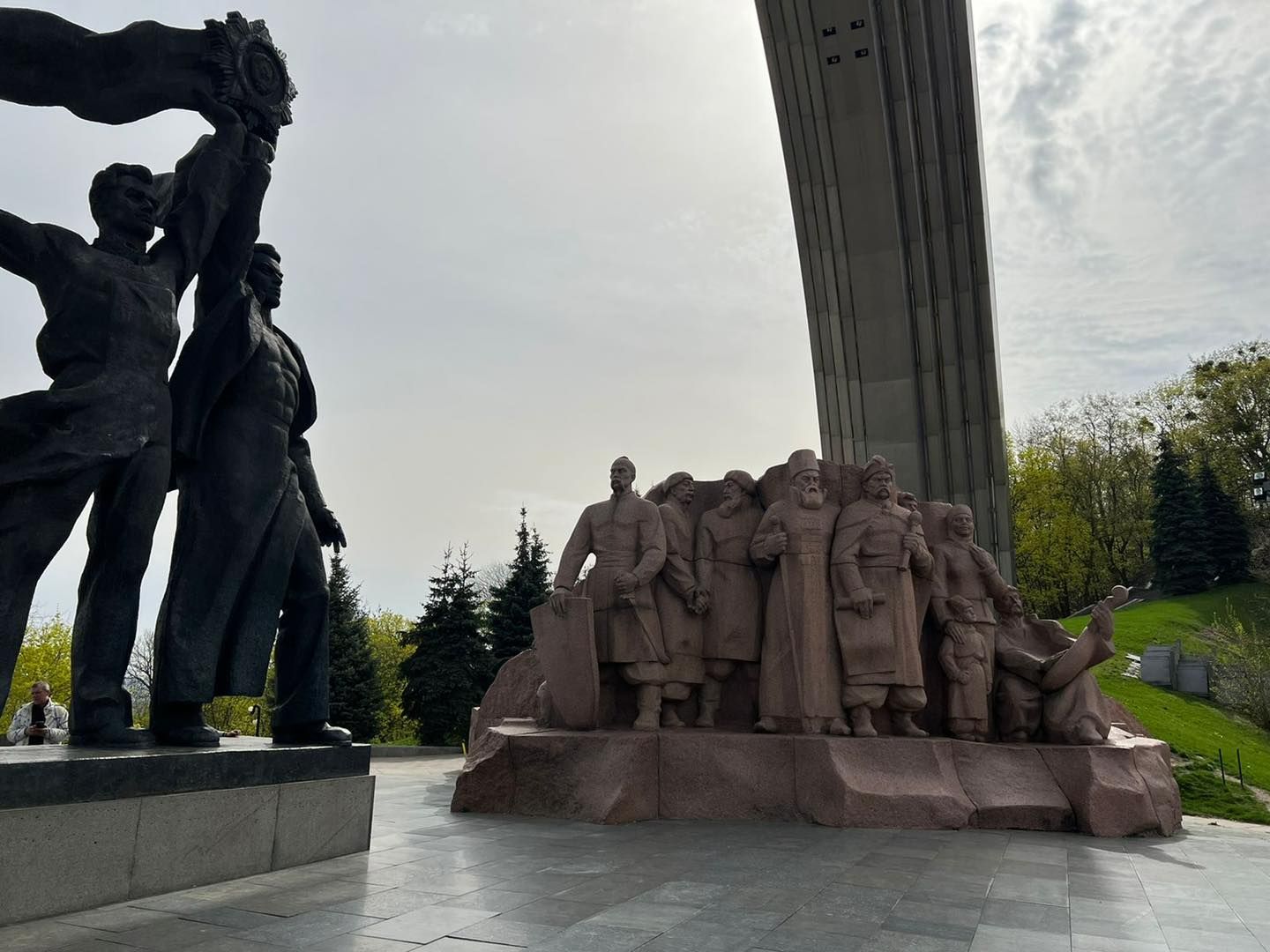 У Києві демонтують скульптури Арки дружби народів