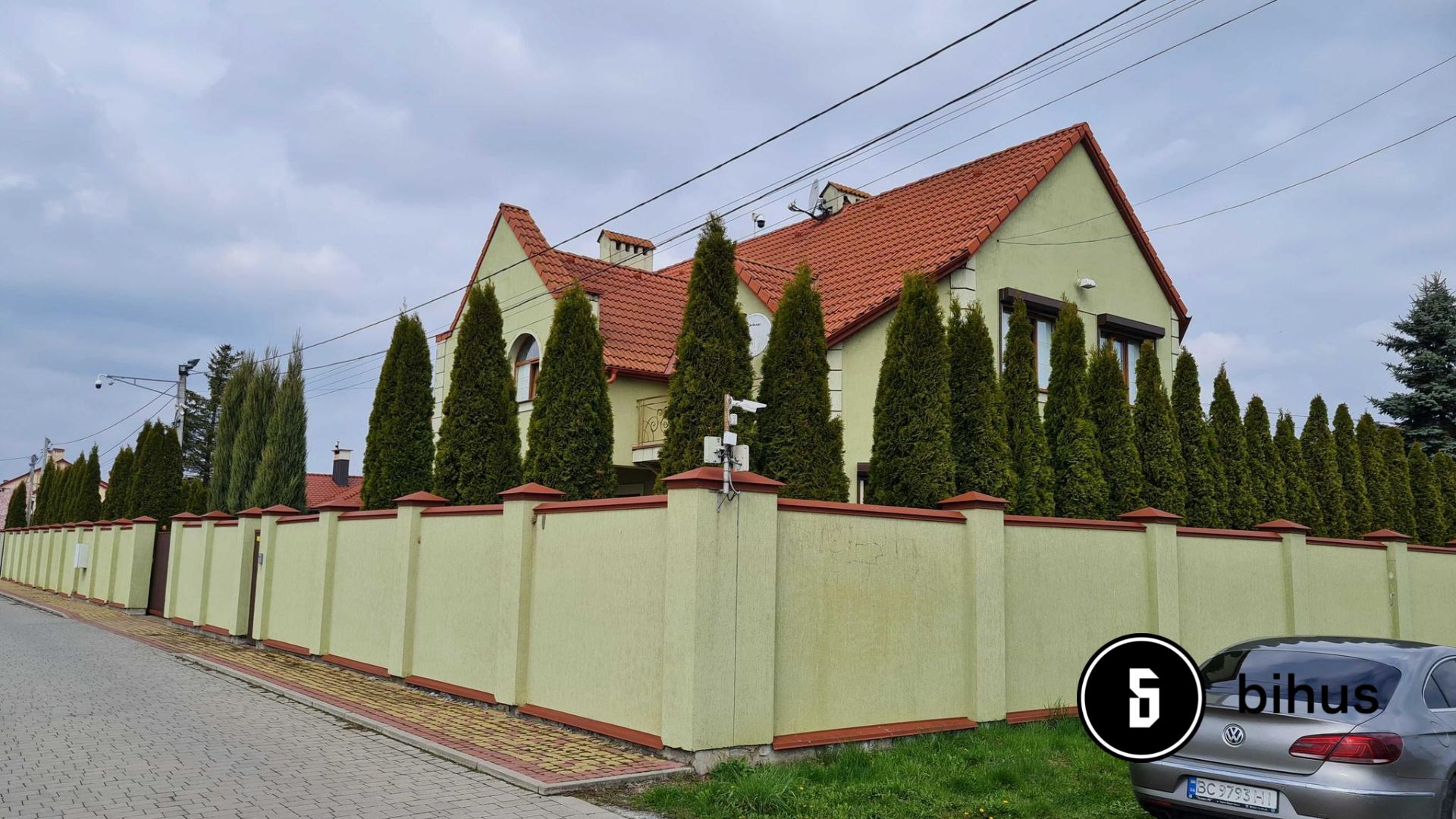 Один із маєтків на Львівщині, де ДБР проводить наразі обшуки