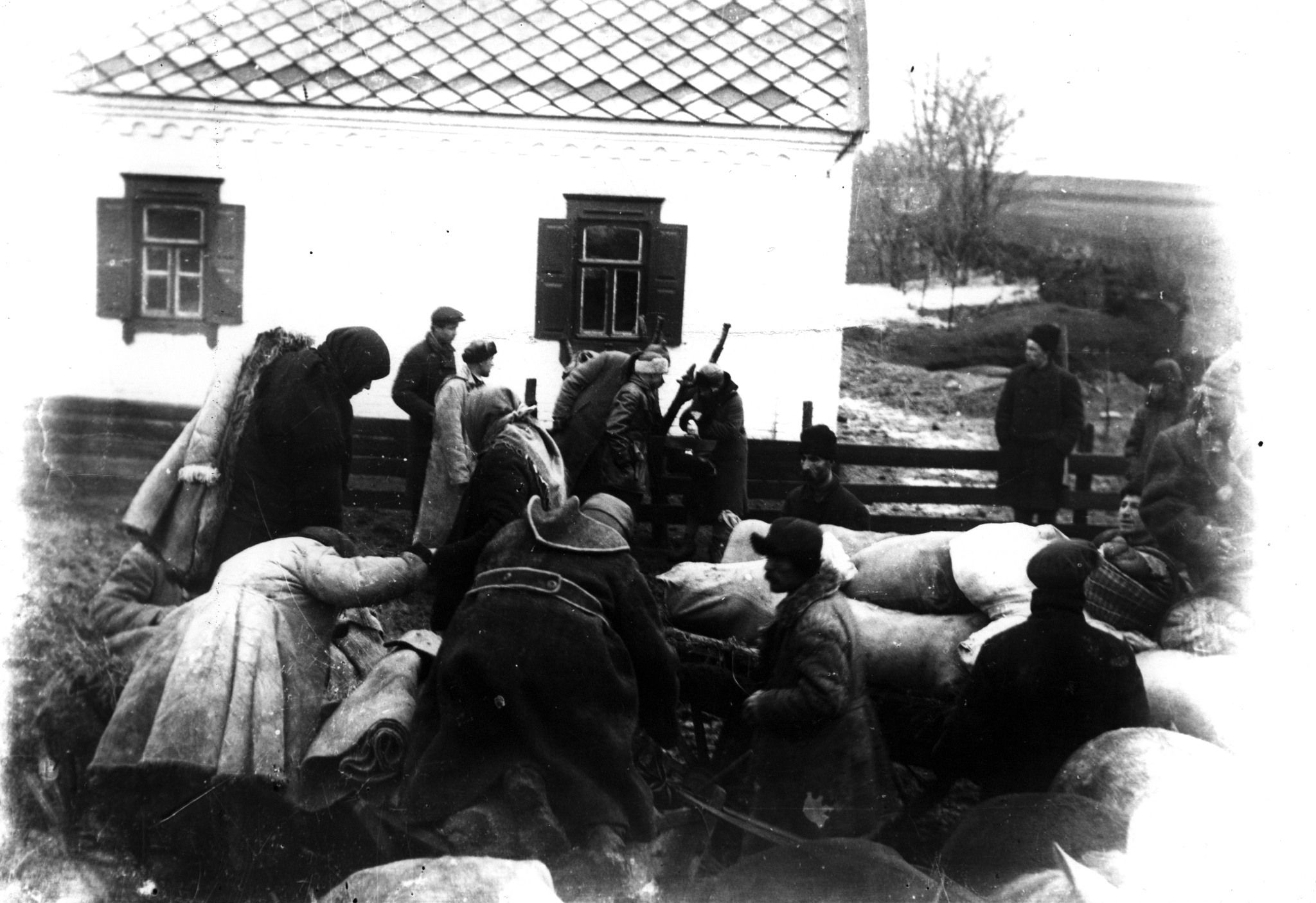 Більшовики забирають хліб в українців в селі Удачне Донецької області. 1934 р.