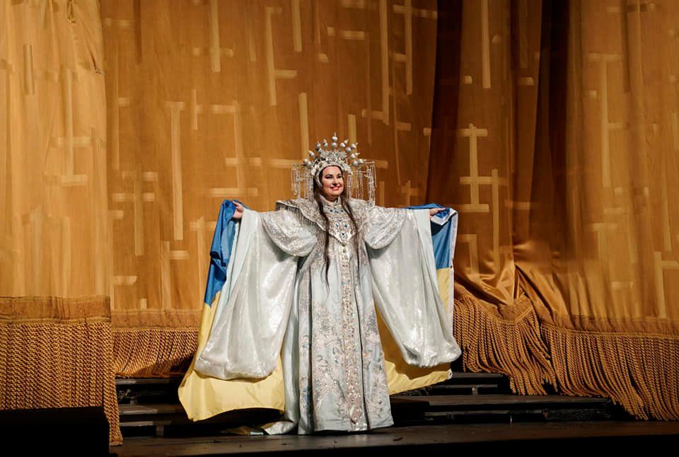 Людмила Монастирська із прапором України на сцені The Metropolitan Opera.