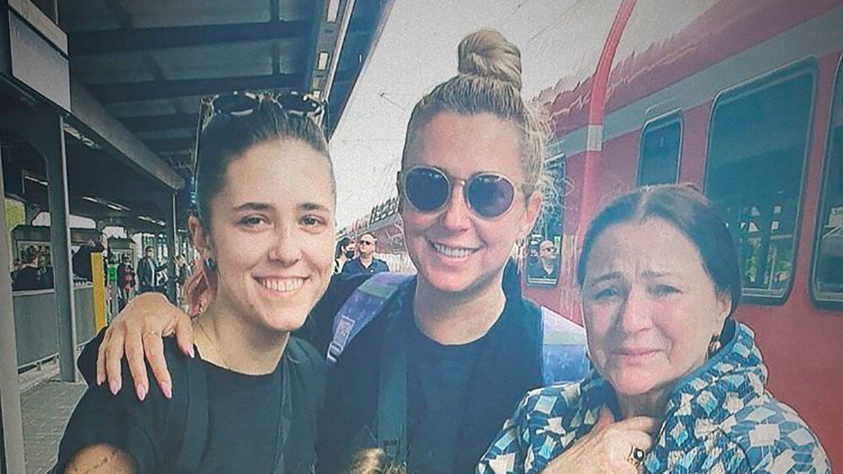 Після тривалої розлуки Ніна Матвієнко на пероні вокзалу в Німеччині нарешті зустрілася з донькою та внучками