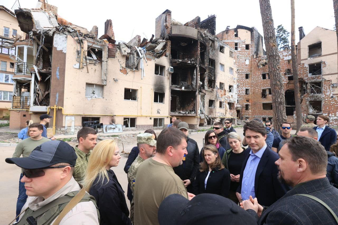 Джастін Трюдо оглянув руїни житлового комплексу поблизу військового госпіталю в Ірпені.