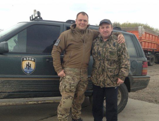 Віктор Ладуха (праворуч) допомагав українському війську з початком російської агресії ще з 2014-го