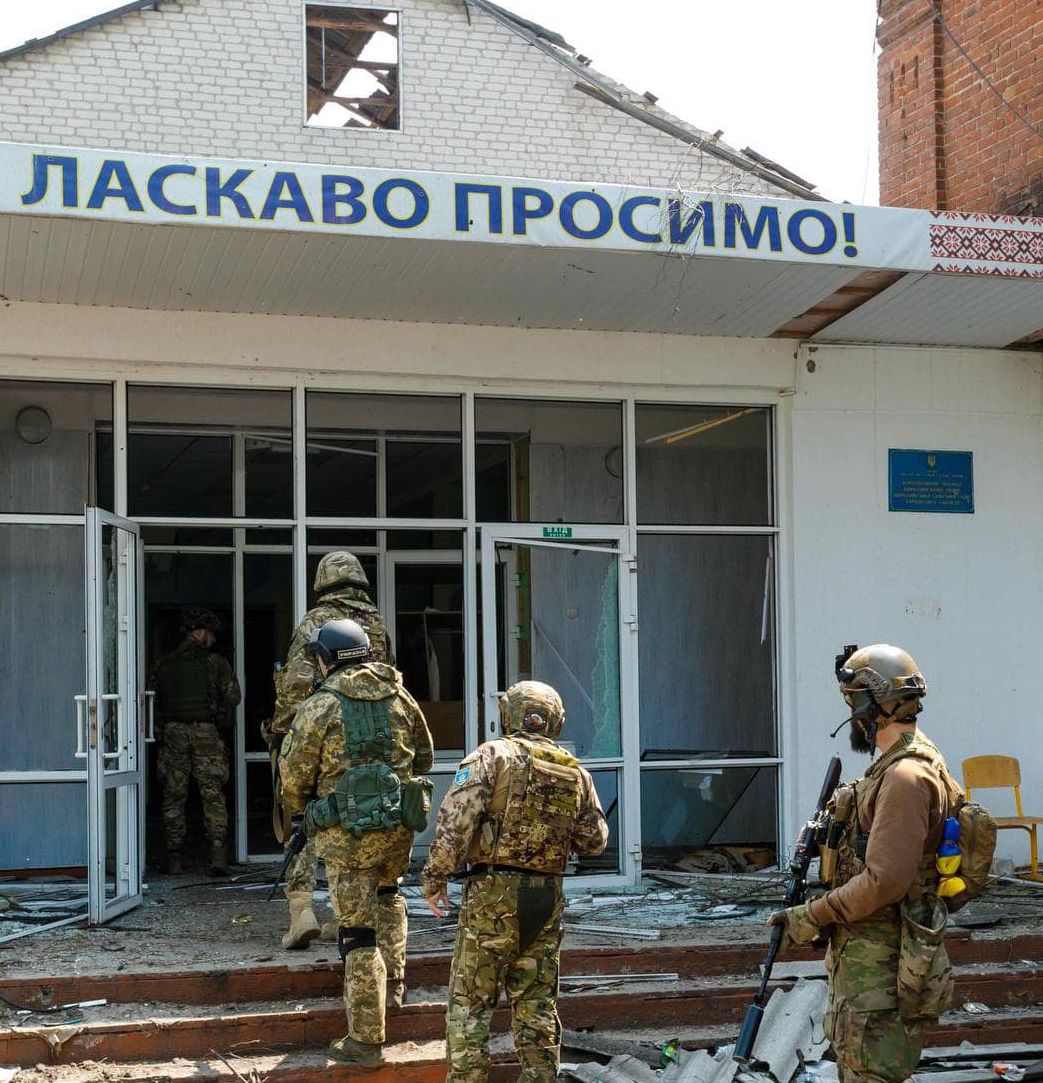 Бійці ЗСУ звільняють села на Харківщині, але повертатися туди ще небезпечно.