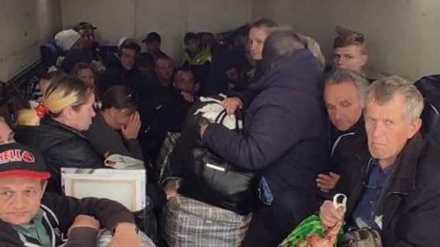 Російські агресори безжально атакують евакуаційні автобуси з мирними жителями