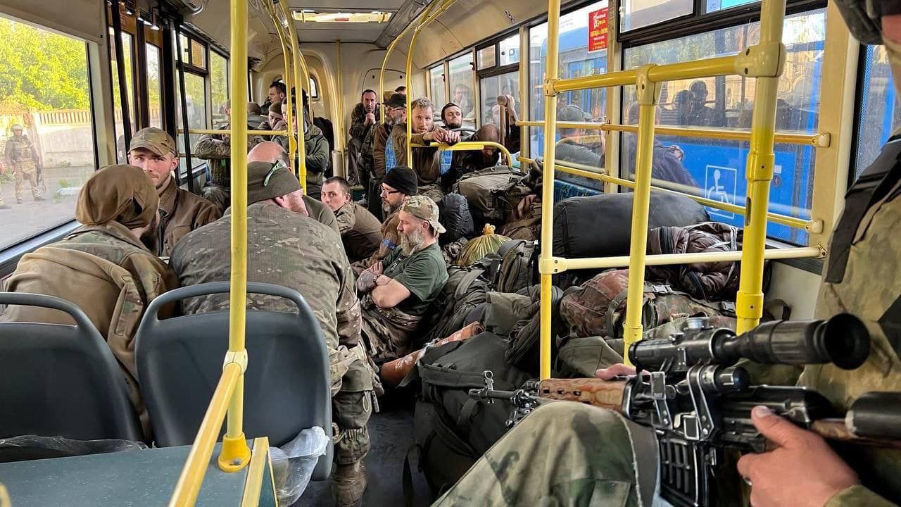 Нескорені та незламні: із заблокованої «Азовсталі» евакуювали понад 260 бійців