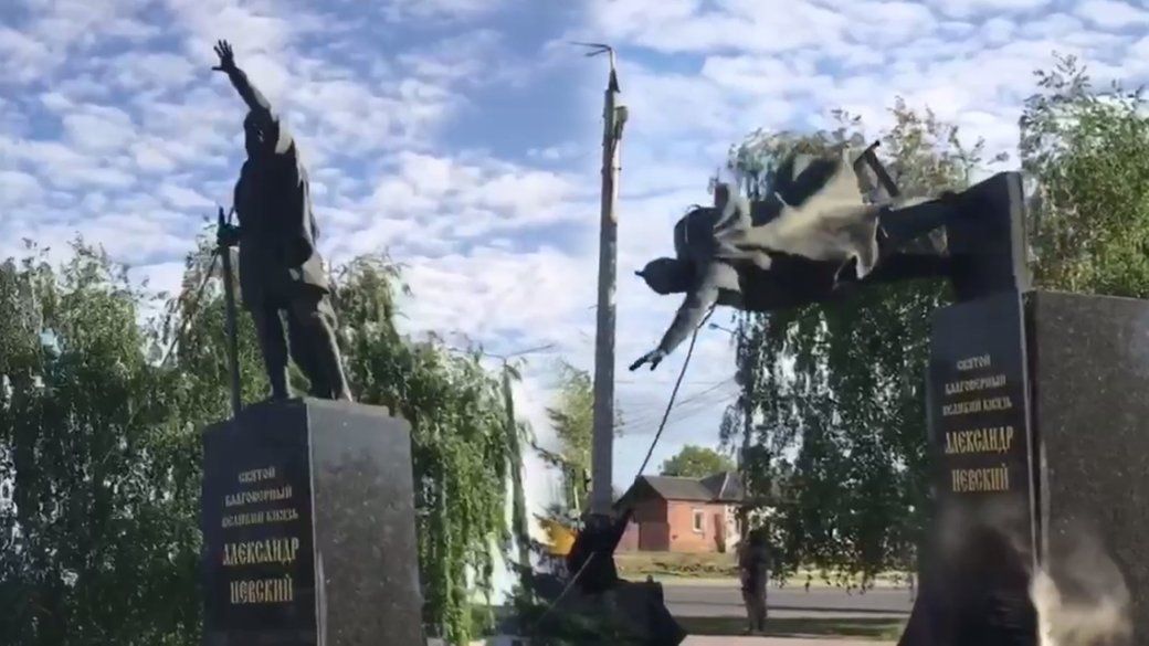 Харків'яни демонтували пам'ятник новгородському князю Олександру Невському