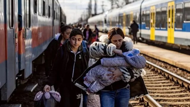 УЗ та Укрпошта забезпечать отримання біженцями грошових виплат від держави прямо на вокзалі
