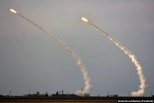 На заході України теж неспокійно - ракети росіян долітають і туди.