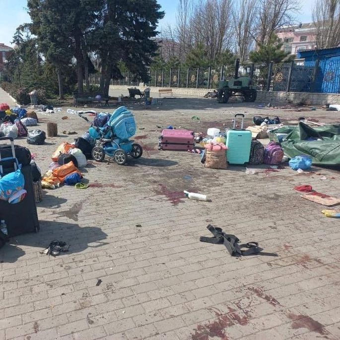 Результат обстрілу рашистами залізничного вокзалу в Краматорську.