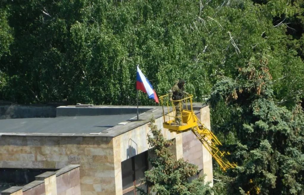 Росіяни окупували Світлодарськ і повісили прапор на адмінбудівлю